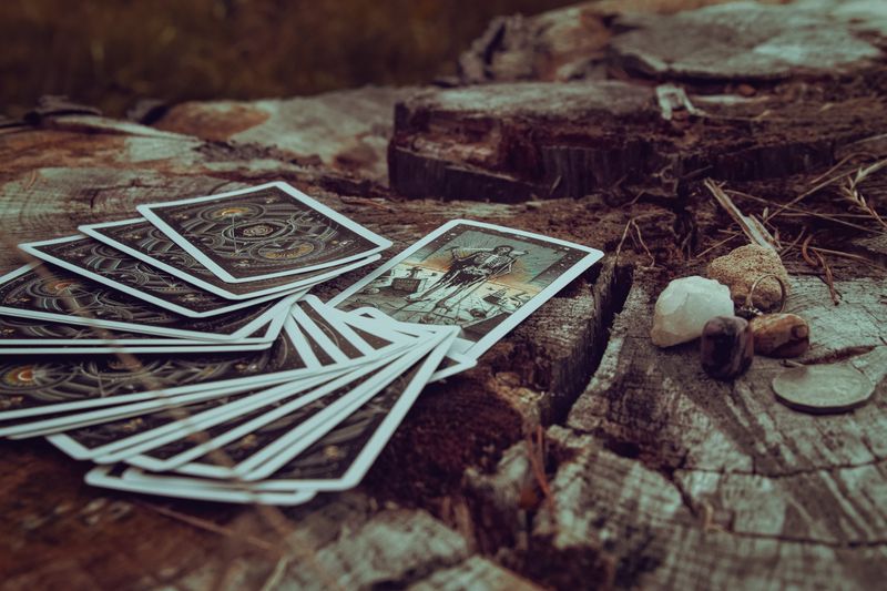 Karty Tarota ułożone na stole – Tarot 2026